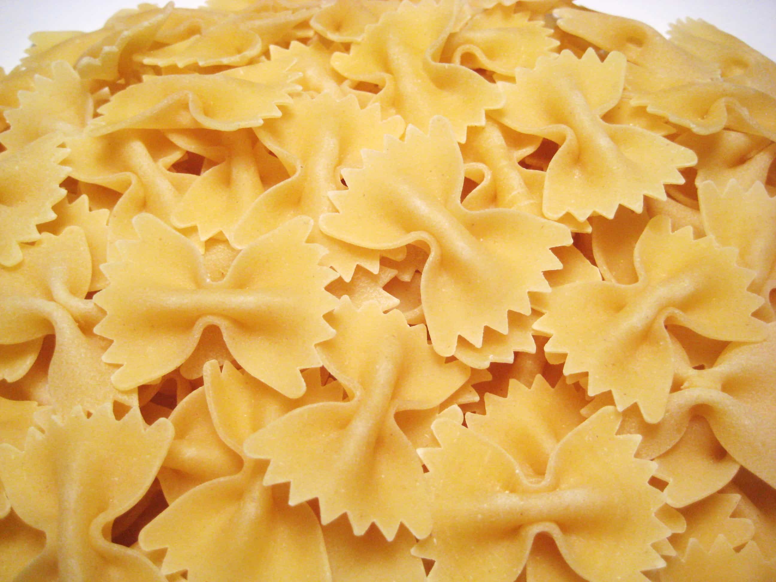 Pasta farfalle seca en forma de moño
