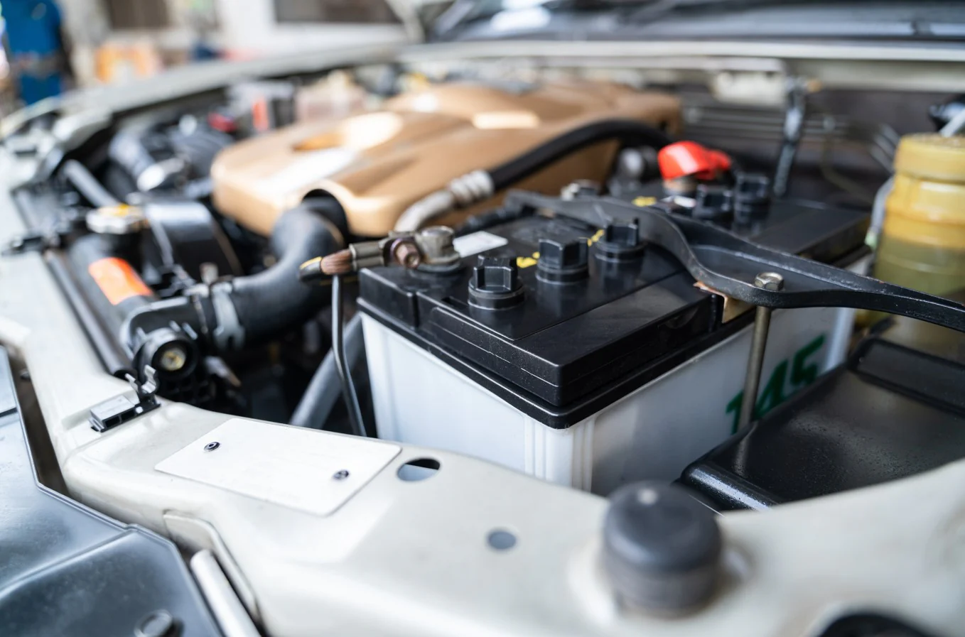 Batería de automóvil sobre una superficie de taller